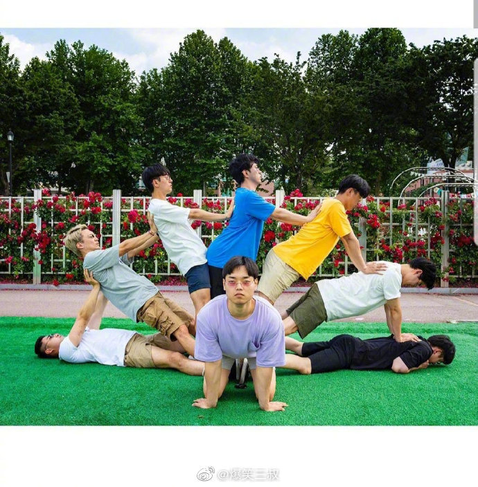 集体合照时的沙雕姿势了解一下! zt