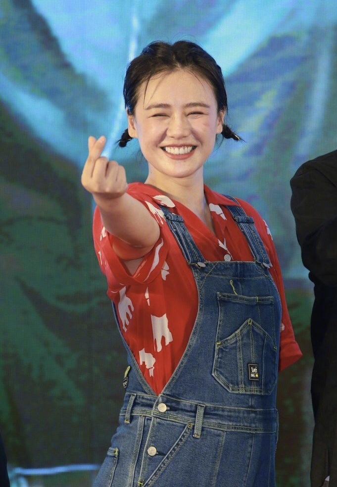 [女神新照]马思纯背带裤新造型亮相,笑容极具感染力 zt