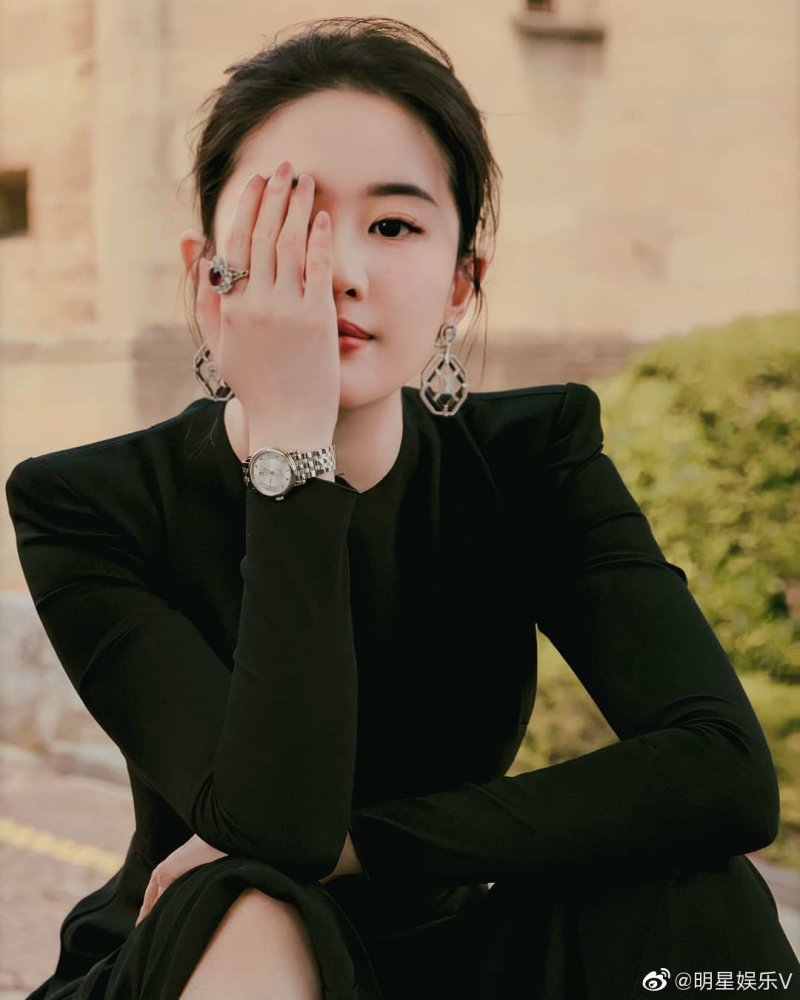 [女神新照]刘亦菲黑长裙照片,你打多少分? zt