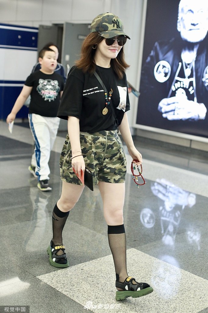 [女神新照]薛佳凝穿迷彩短裤现身机场丝袜 凉鞋手拿珠串笑容甜. zt