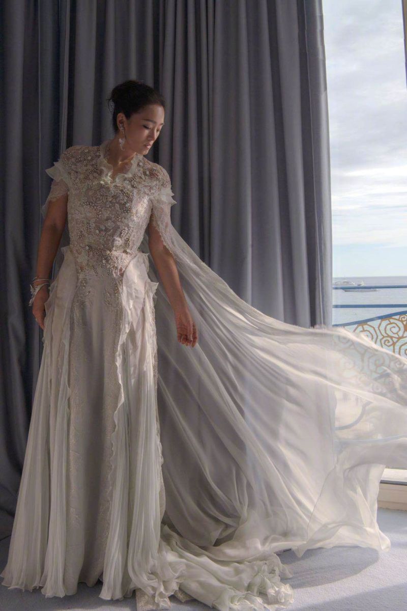 戛纳电影节开幕,巩俐白色披风纱裙,什么水平 zt