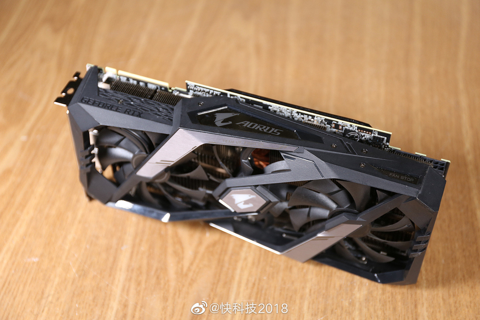 技嘉aorusrtx2080tixtreme11g显卡线条棱角分明以银黑配色为主zt