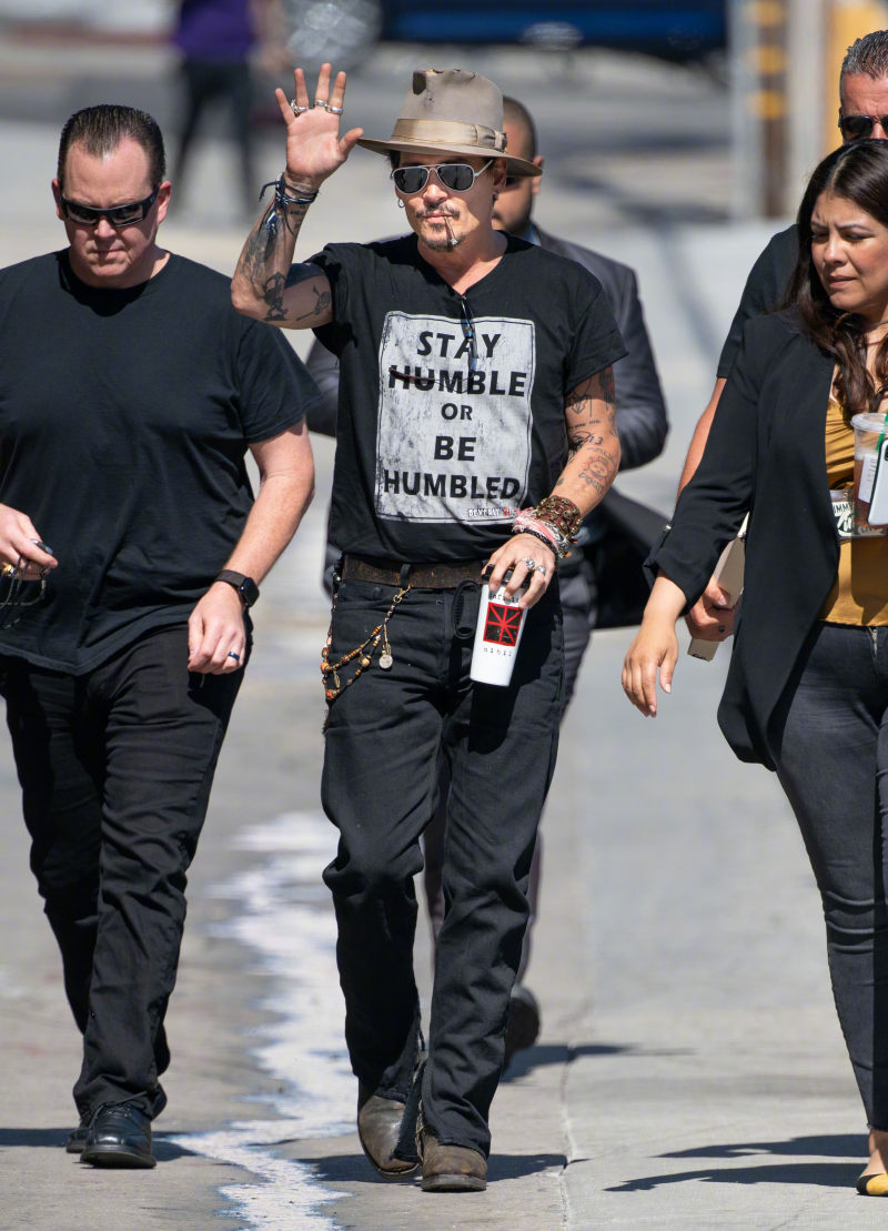 约翰尼德普最新街拍,什么水平? zt