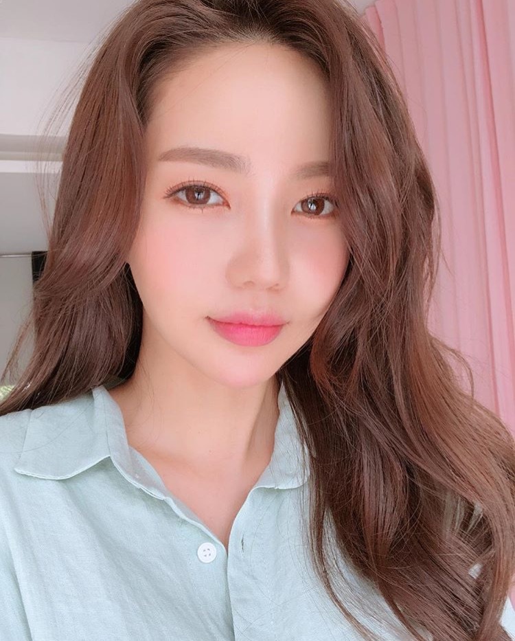 美女的日常自拍,很有女神范! zt