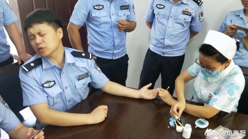 原来警察也害怕打针啊! zt