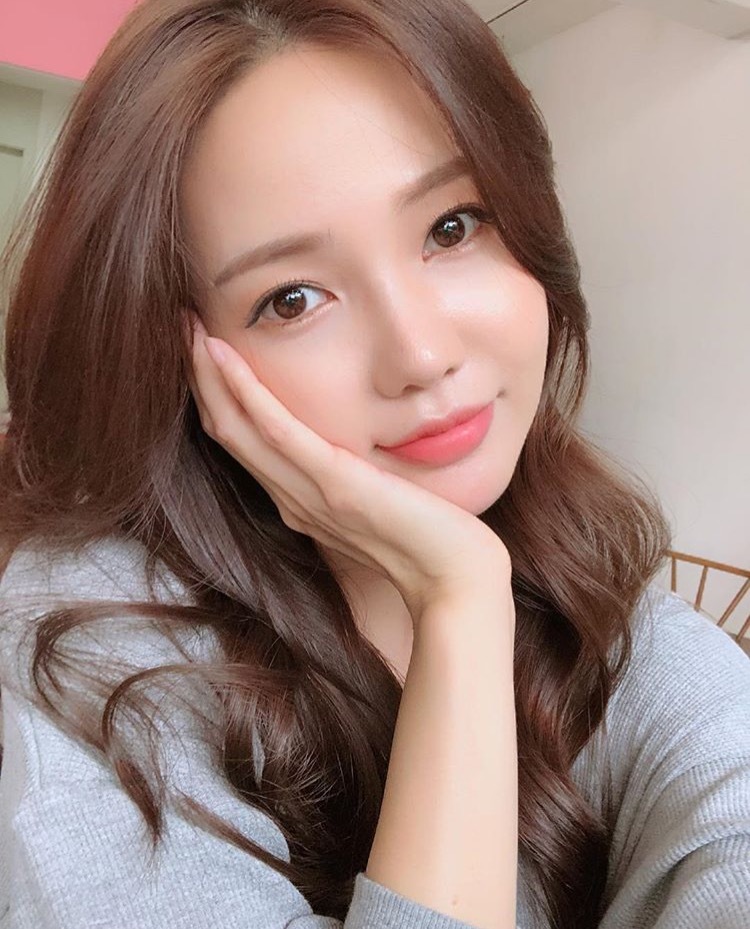 美女的日常自拍,很有女神范! zt