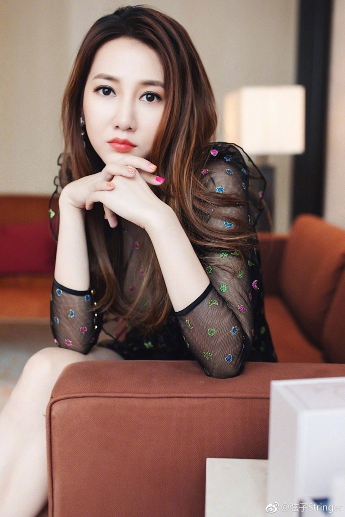 [女神新照]弦子晒照大秀长腿,你给几分? zt