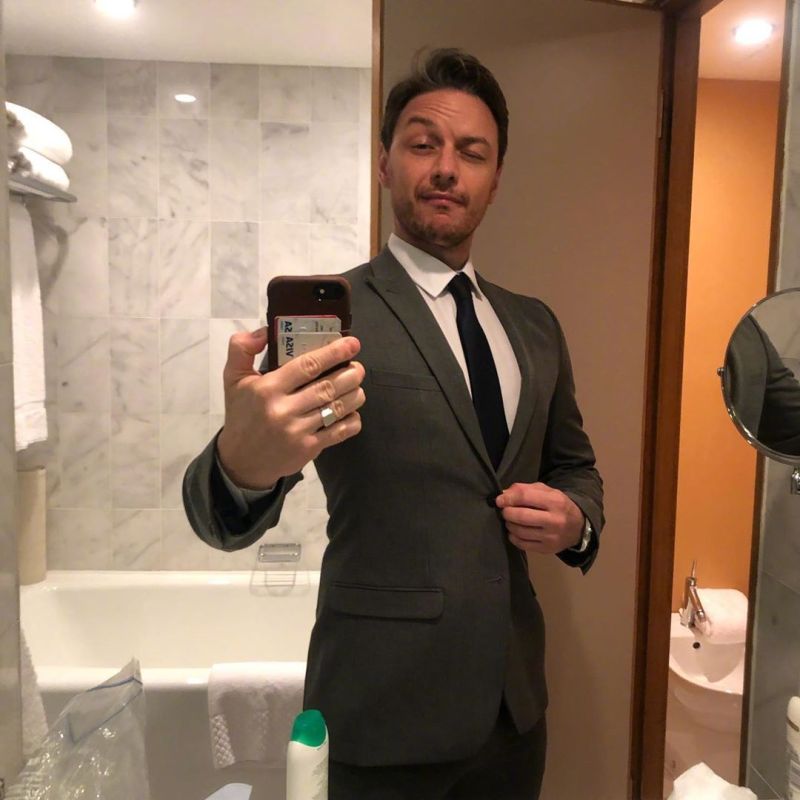 詹姆斯·麦卡沃伊的西装自拍,太帅! zt_虎扑