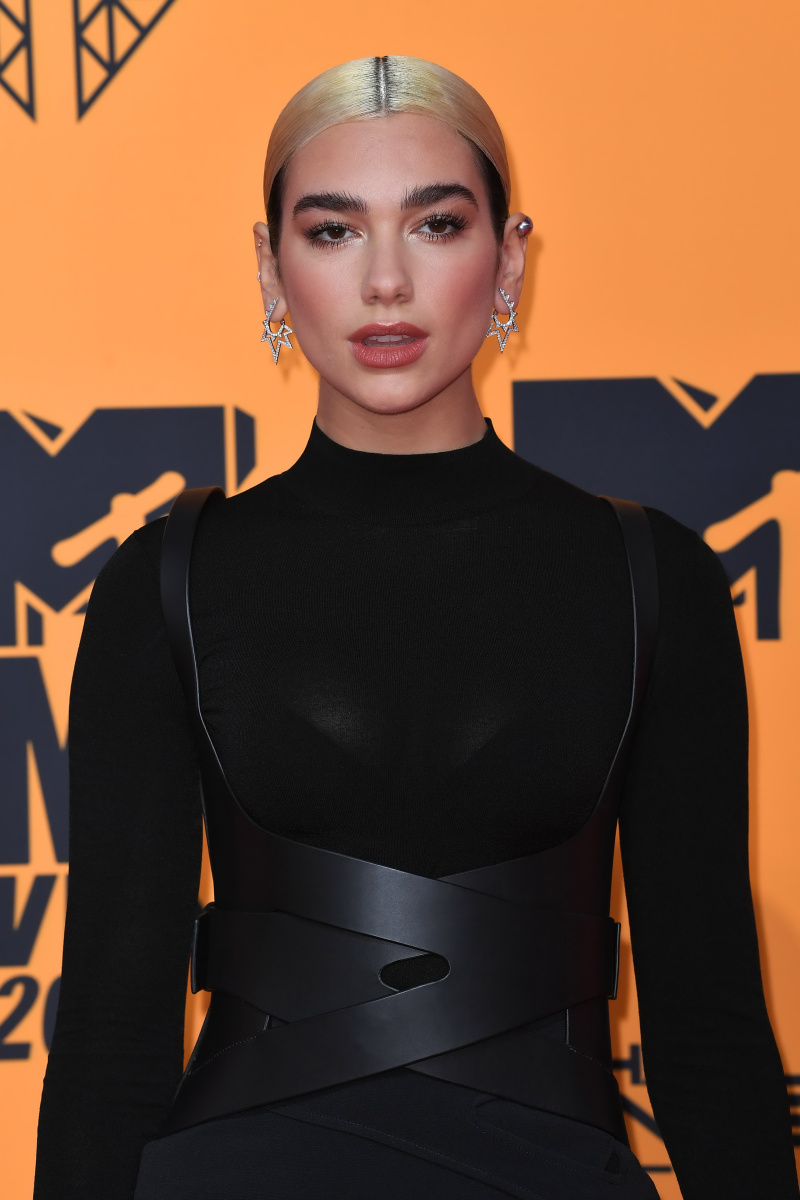 dualipa一身黑亮相mtvema颁奖典礼,什么水平? zt