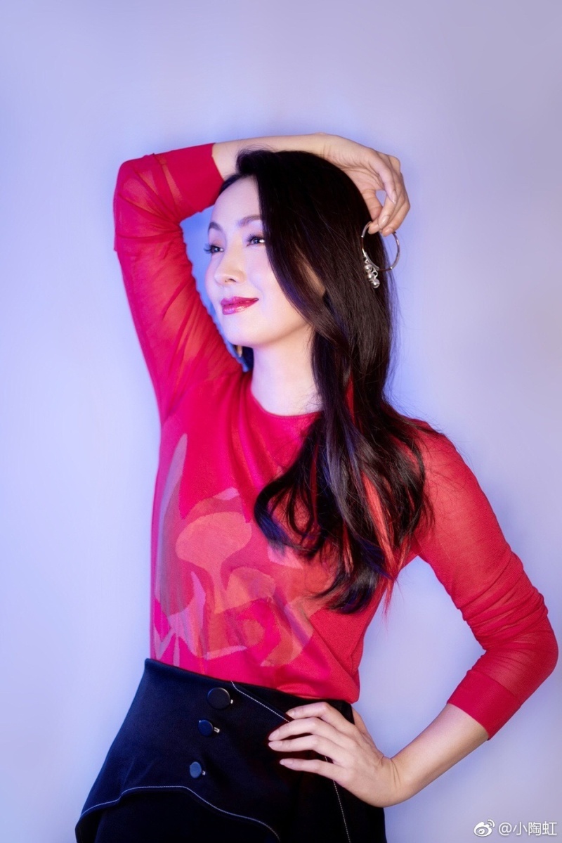 46岁小陶虹红衣配红唇风情万种明媚动人 zt