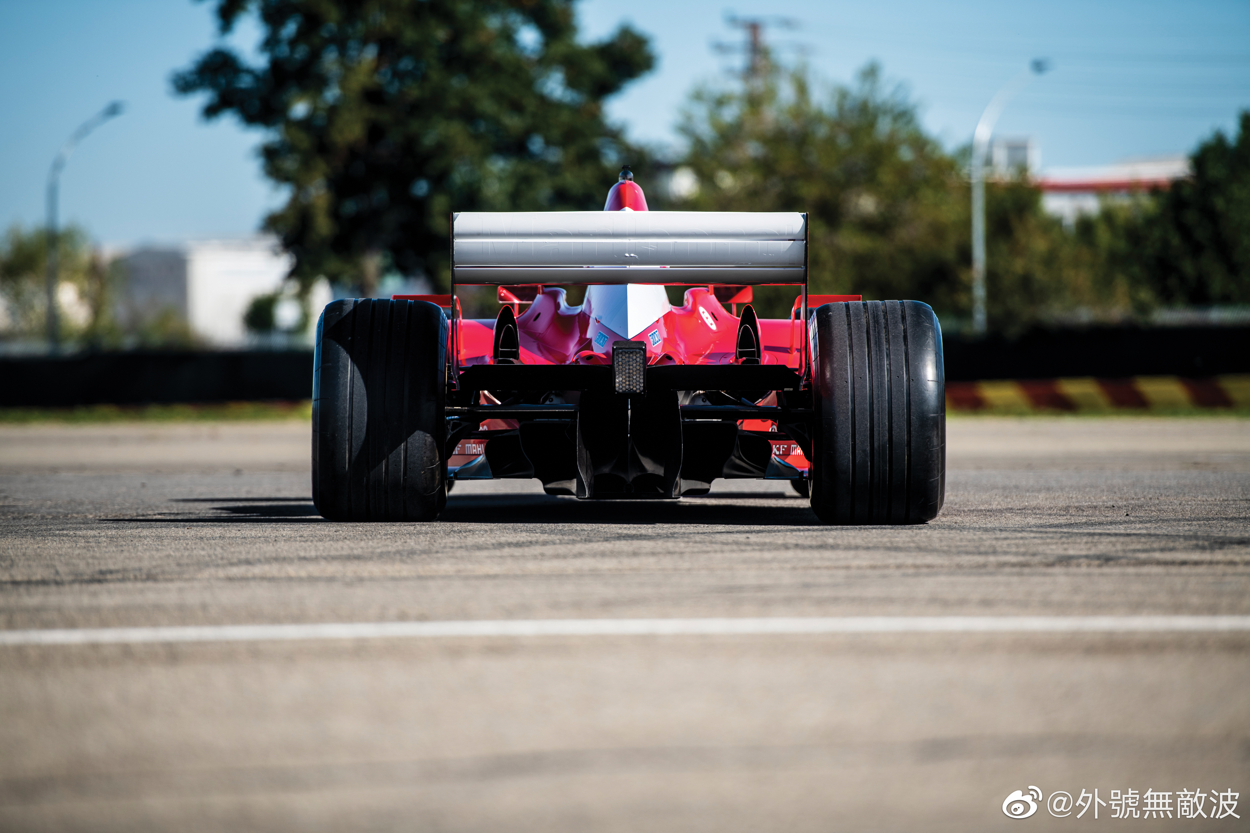 这台底盘编号219的法拉利f2002曾在迈克尔·舒马赫的驾驭下登顶当年