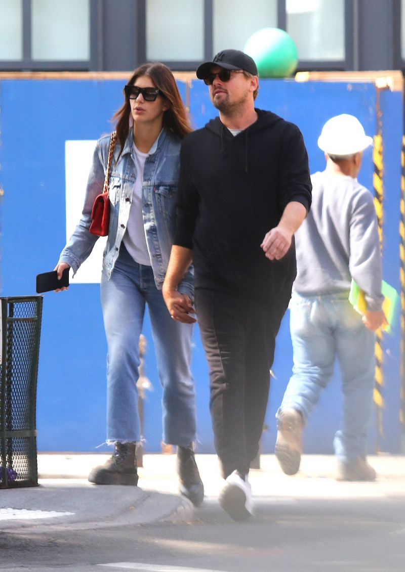 小李子莱昂纳多·迪卡普里奥与女友camilamorrone纽约牵手 zt