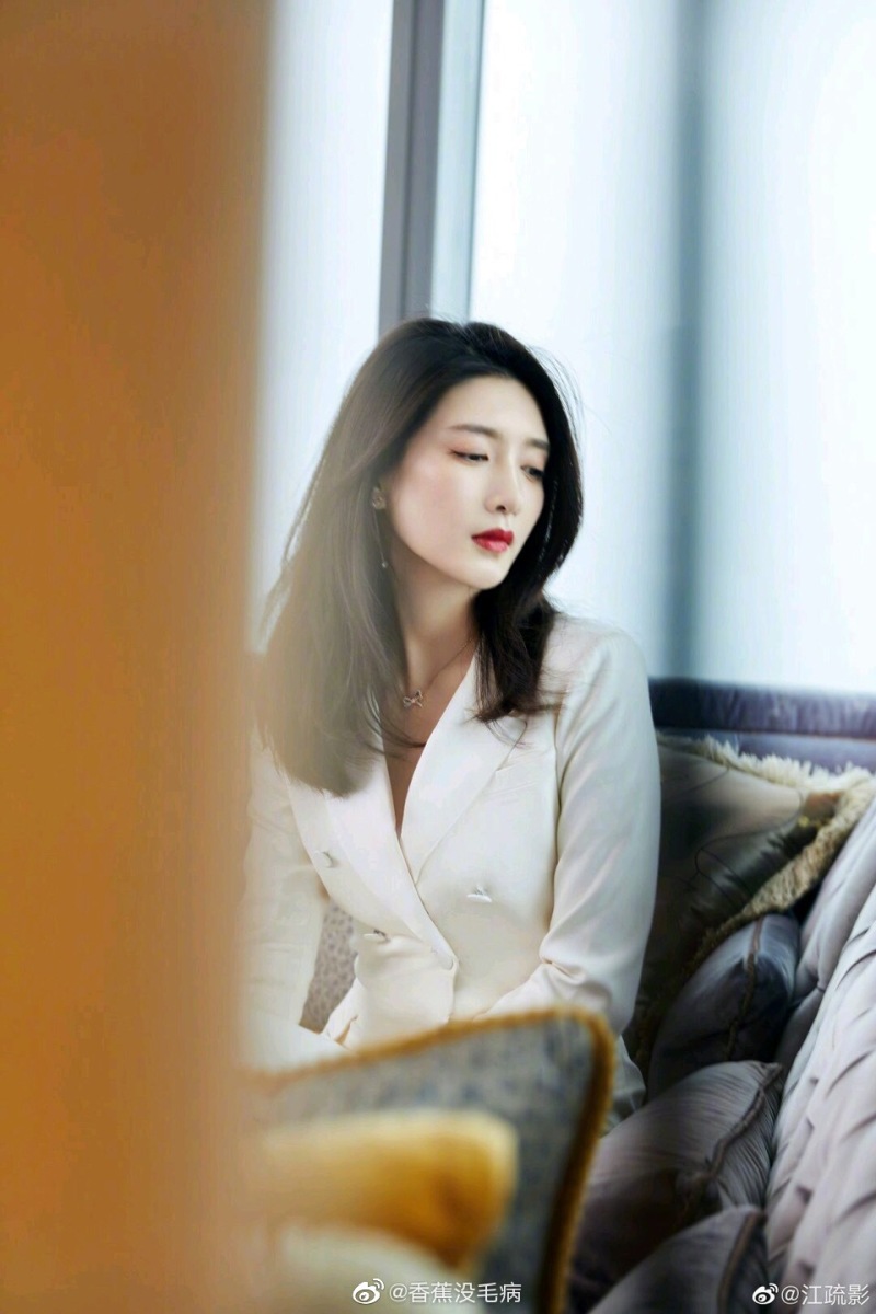 江疏影和王丽坤长得是不是有些像? zt