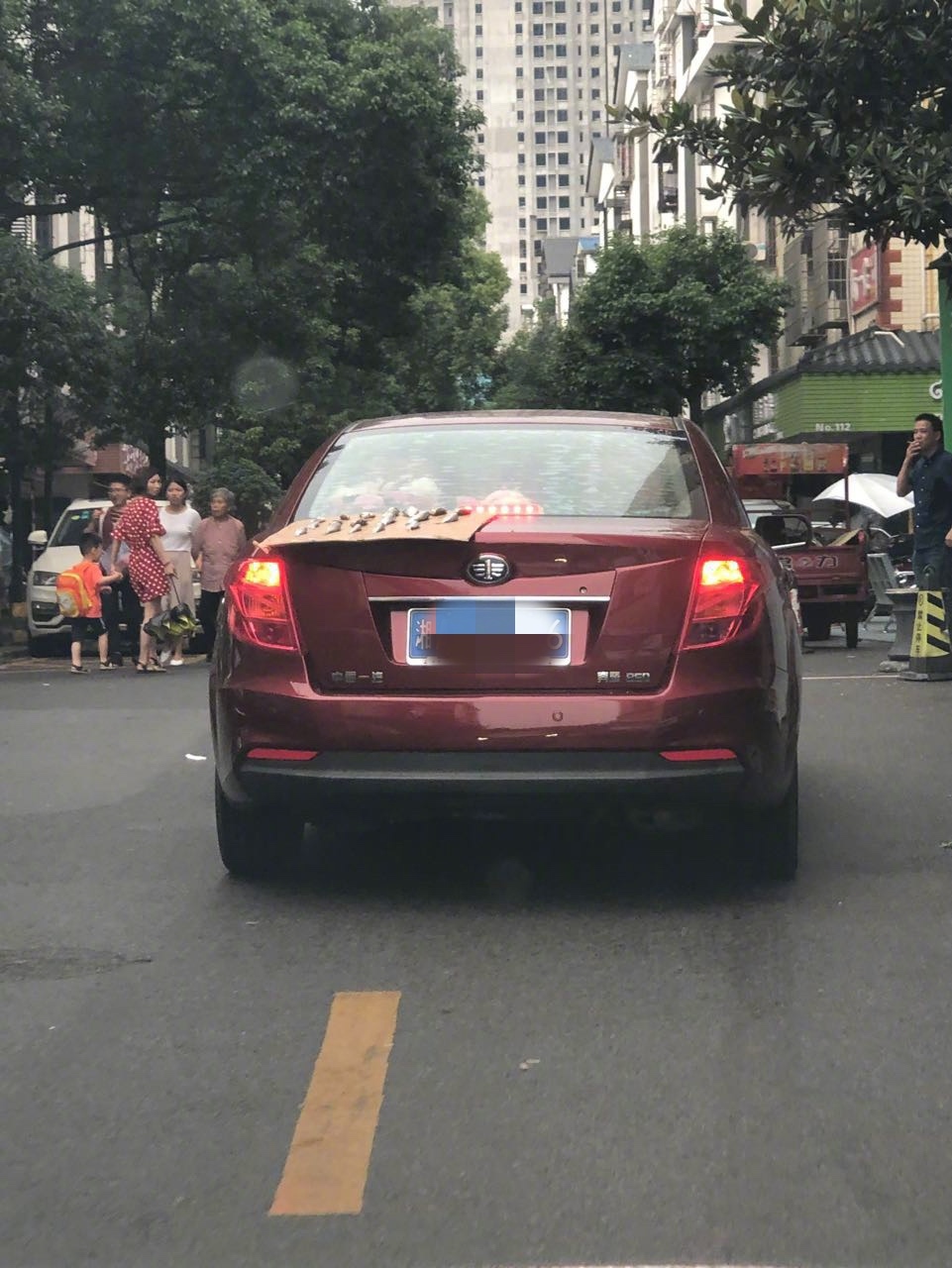 司机这波大马路上晒咸鱼什么水平? zt