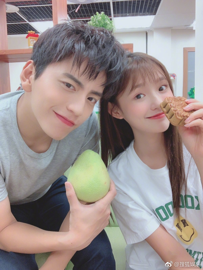 王大陆林允手捧美食作势欲咬,月饼是不是有点小?zt