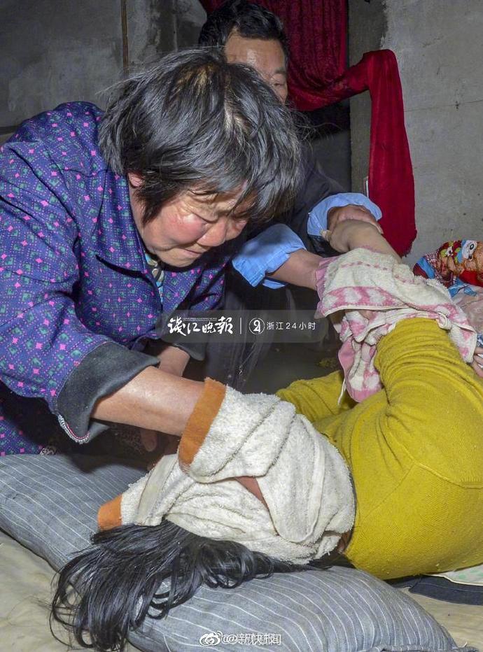 32年前,一场车祸,让浙江嵊州21岁陈水君瘫痪在床,没有意识,大小便失禁