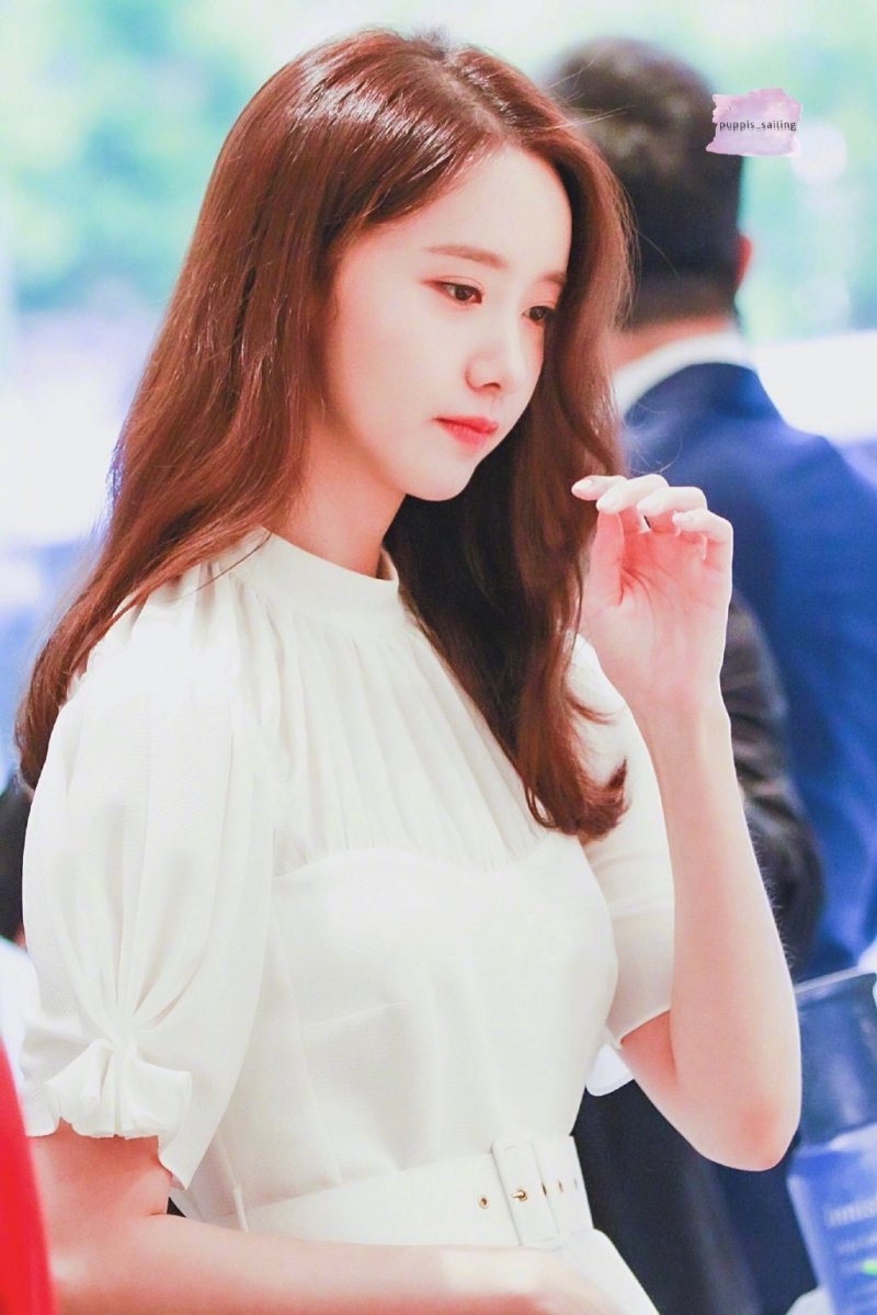 林允儿一袭小白裙现身,这侧颜什么水平? zt