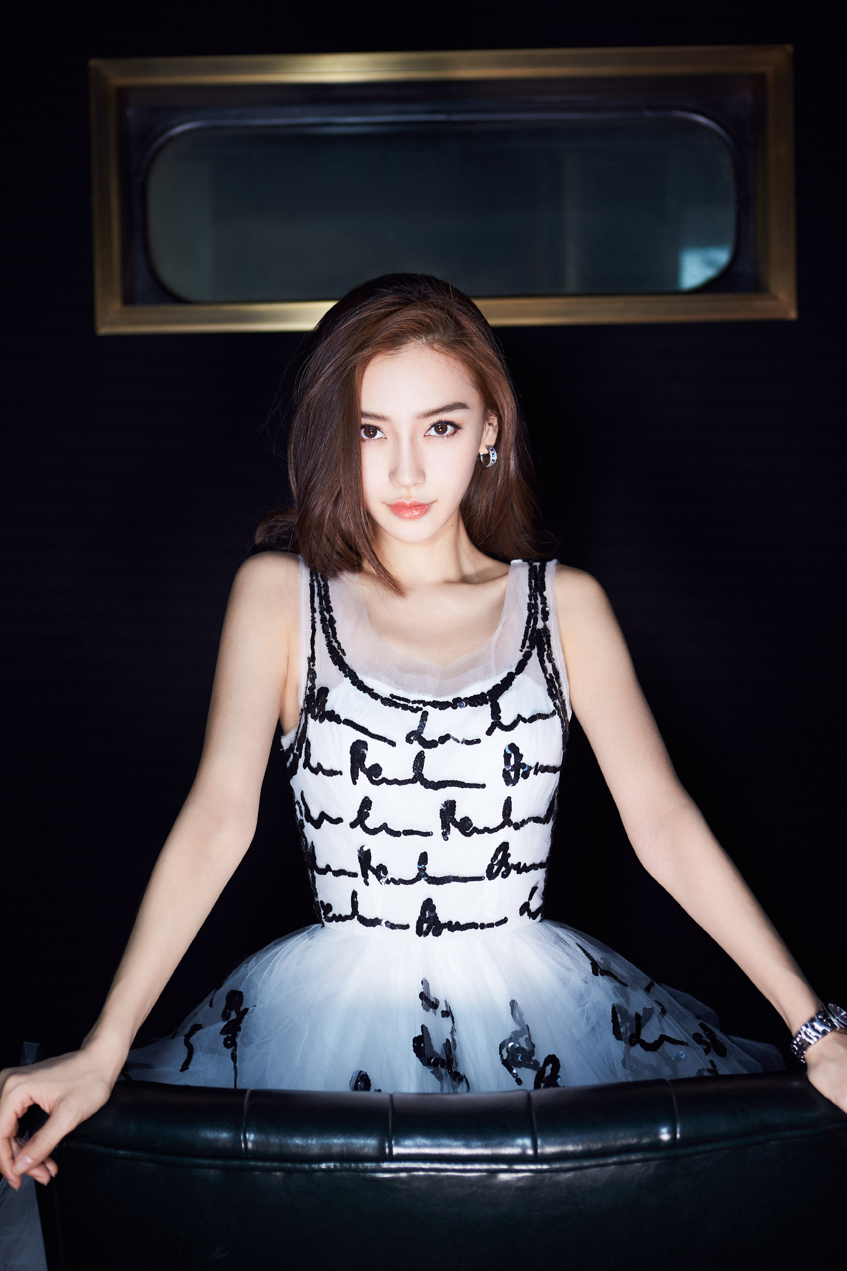[女神新照]angelababy身穿黑白音符纱裙,你觉得好看吗? zt