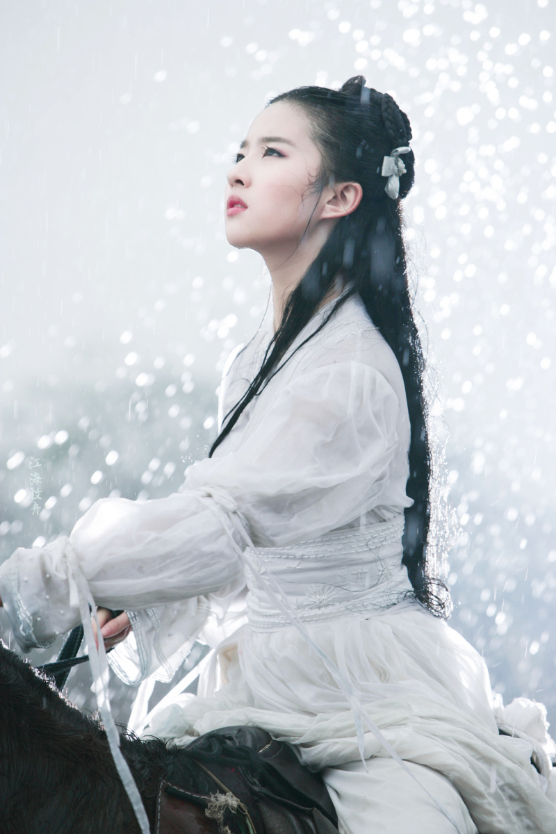刘亦菲版小龙女照片,雨中一袭白衣骑马,什么水平? zt