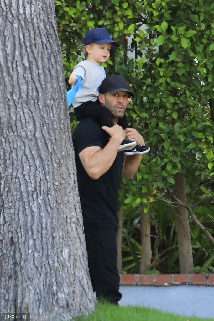 杰森·斯坦森带儿子杰克·斯坦森出门,可爱. zt