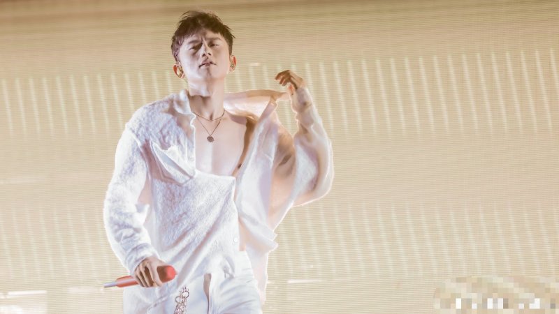 张杰露肌肉,什么水平? zt