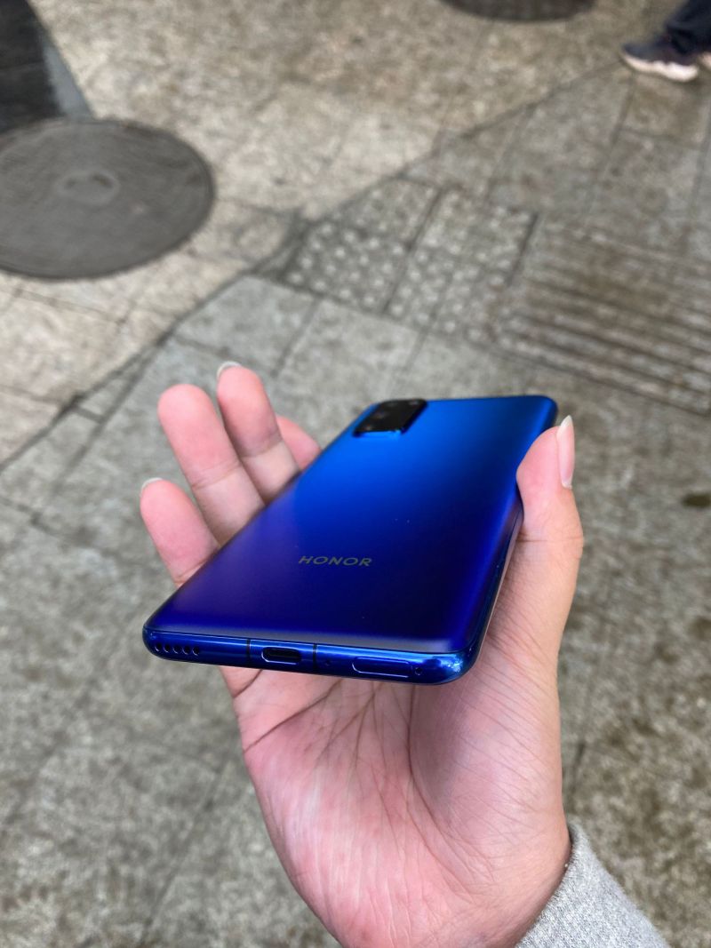 荣耀v30pro给颜色取的名字也很奇怪,明明就是个蓝色还叫什么魅海星蓝