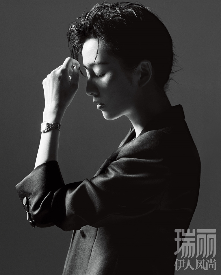 佟丽娅全新短发搭配百变西装造型,这波什么水平 zt