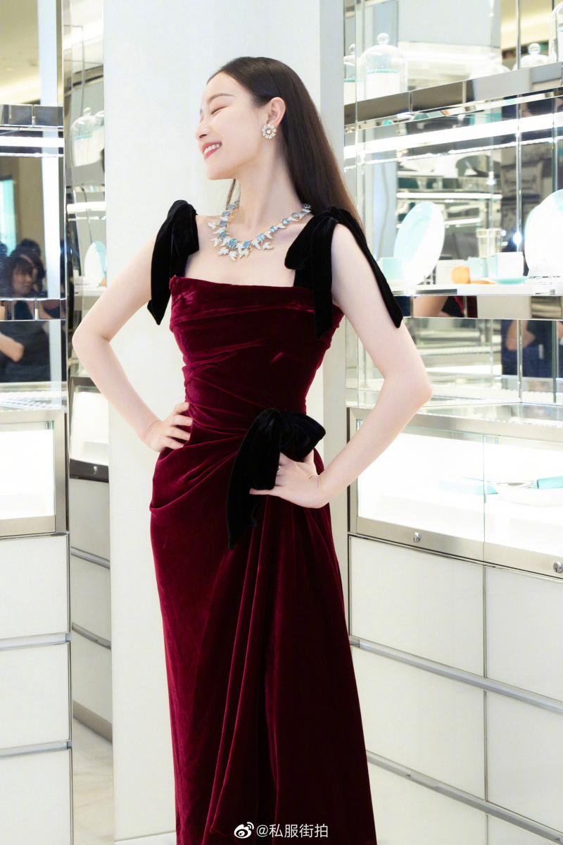 倪妮丝绒红裙出席活动,这气质什么水平? zt