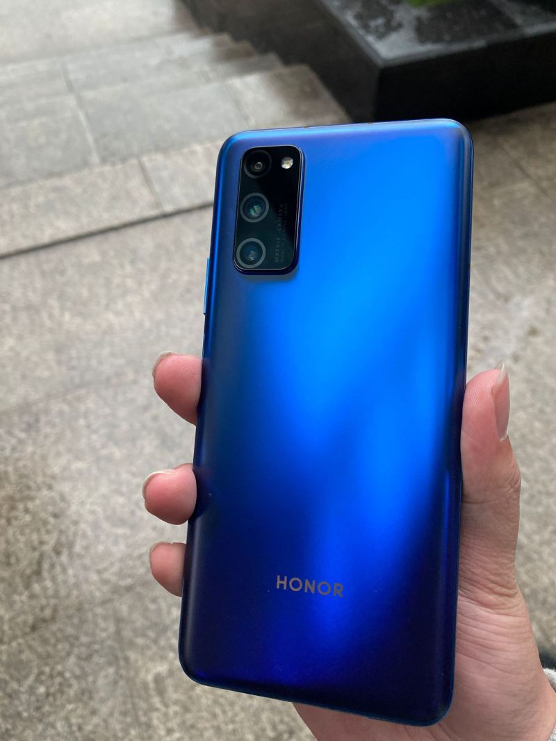 荣耀v30pro给颜色取的名字也很奇怪,明明就是个蓝色还叫什么魅海星蓝