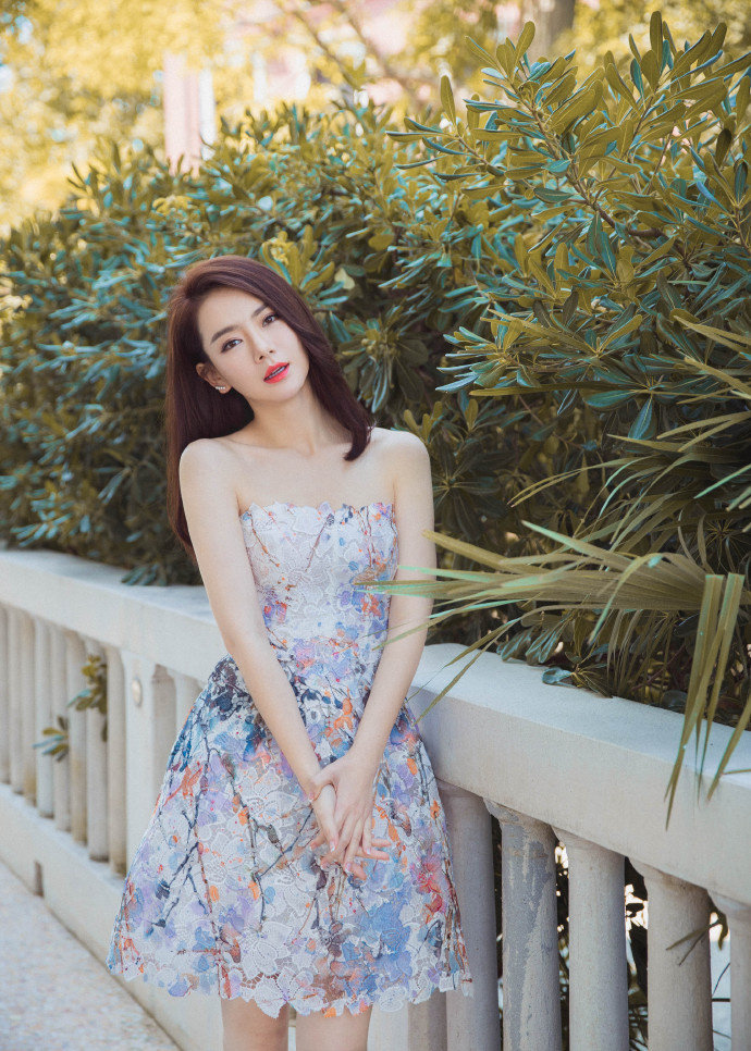 戚薇长发披肩身穿小花裙你给几分zt