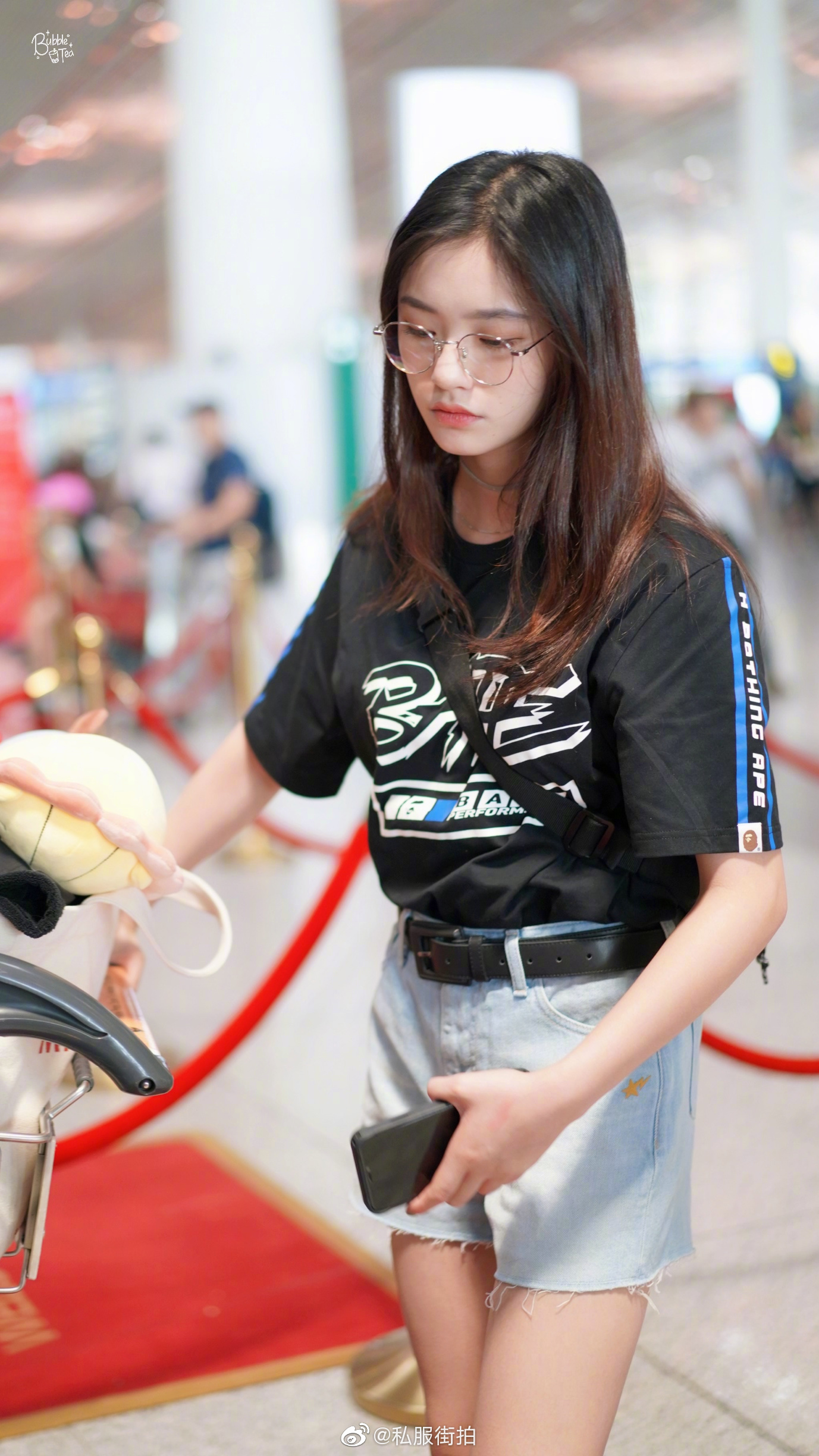 [女神新照]林允走机场,这身装扮给几分? zt