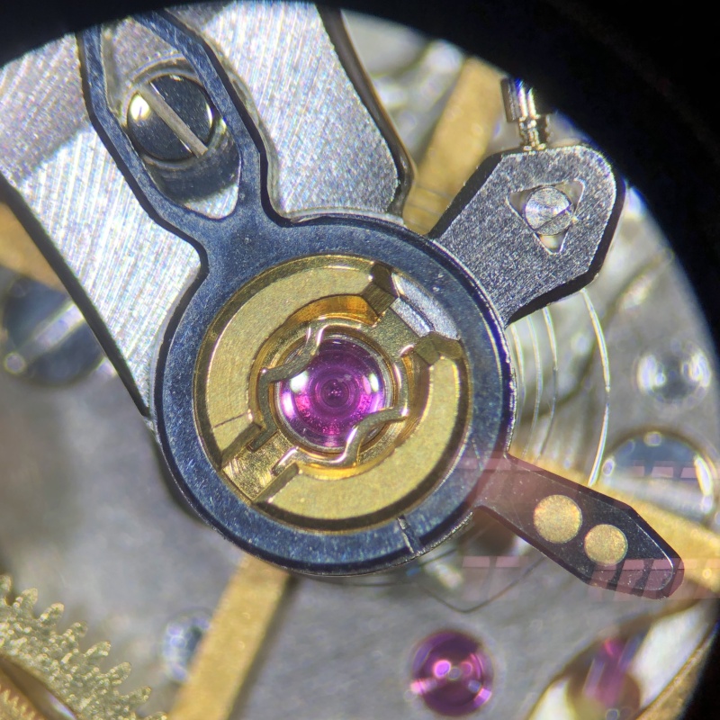 游丝是机械手表最为核心的部件,轻微的偏移、