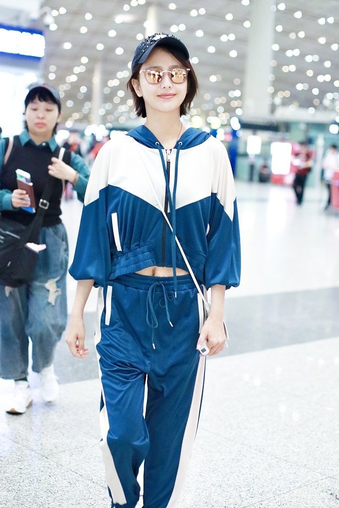 佟丽娅穿校服款运动装变身学生妹,你觉得如何? zt
