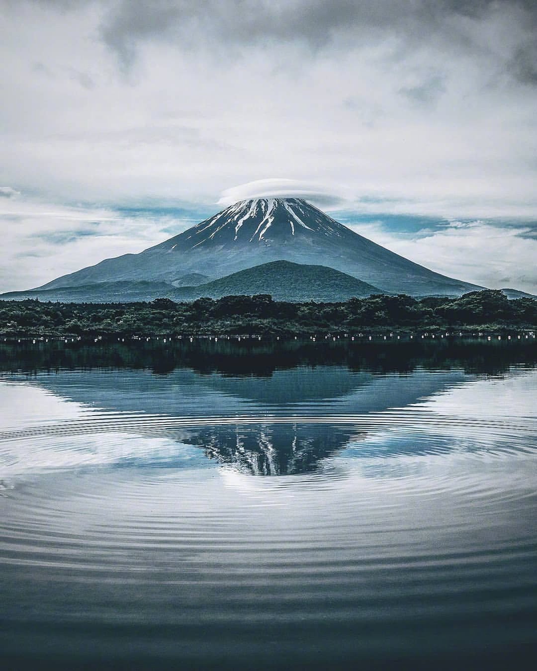 富士山下的风光,你喜欢吗? zt
