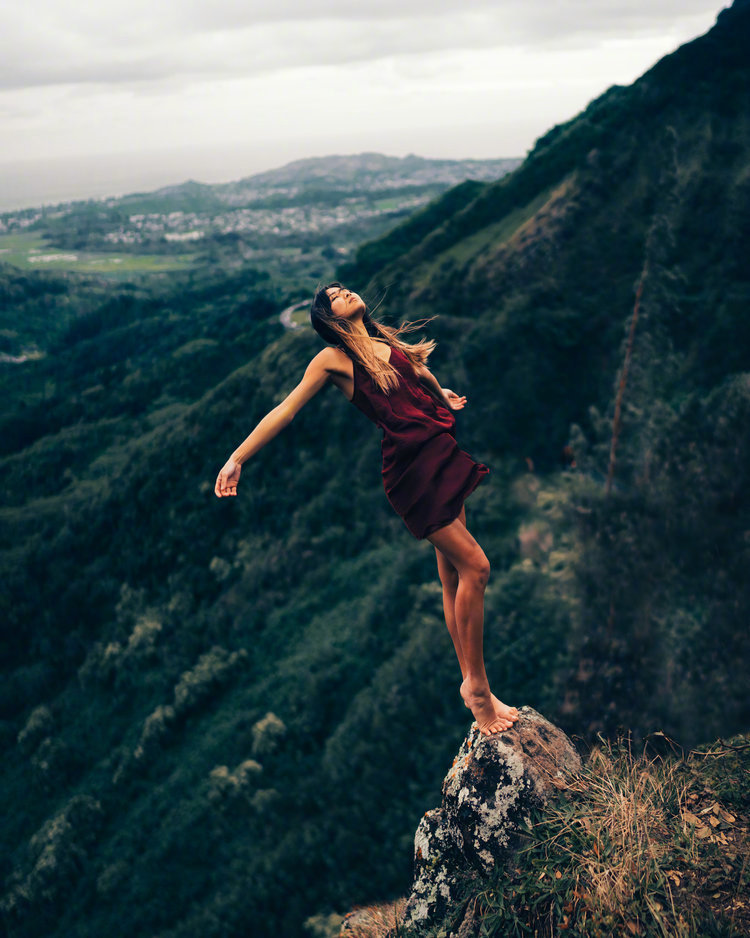 在悬崖旁降落的美人,这图拍的什么水平? zt