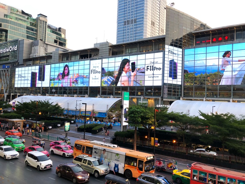 泰国四面佛附近的超大电子屏广告位,几乎被手机厂商包圆了 zt