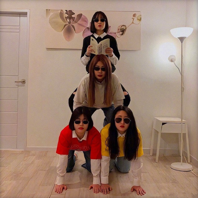 和闺蜜合照的沙雕姿势 Zt 步行街主干道 虎扑社区