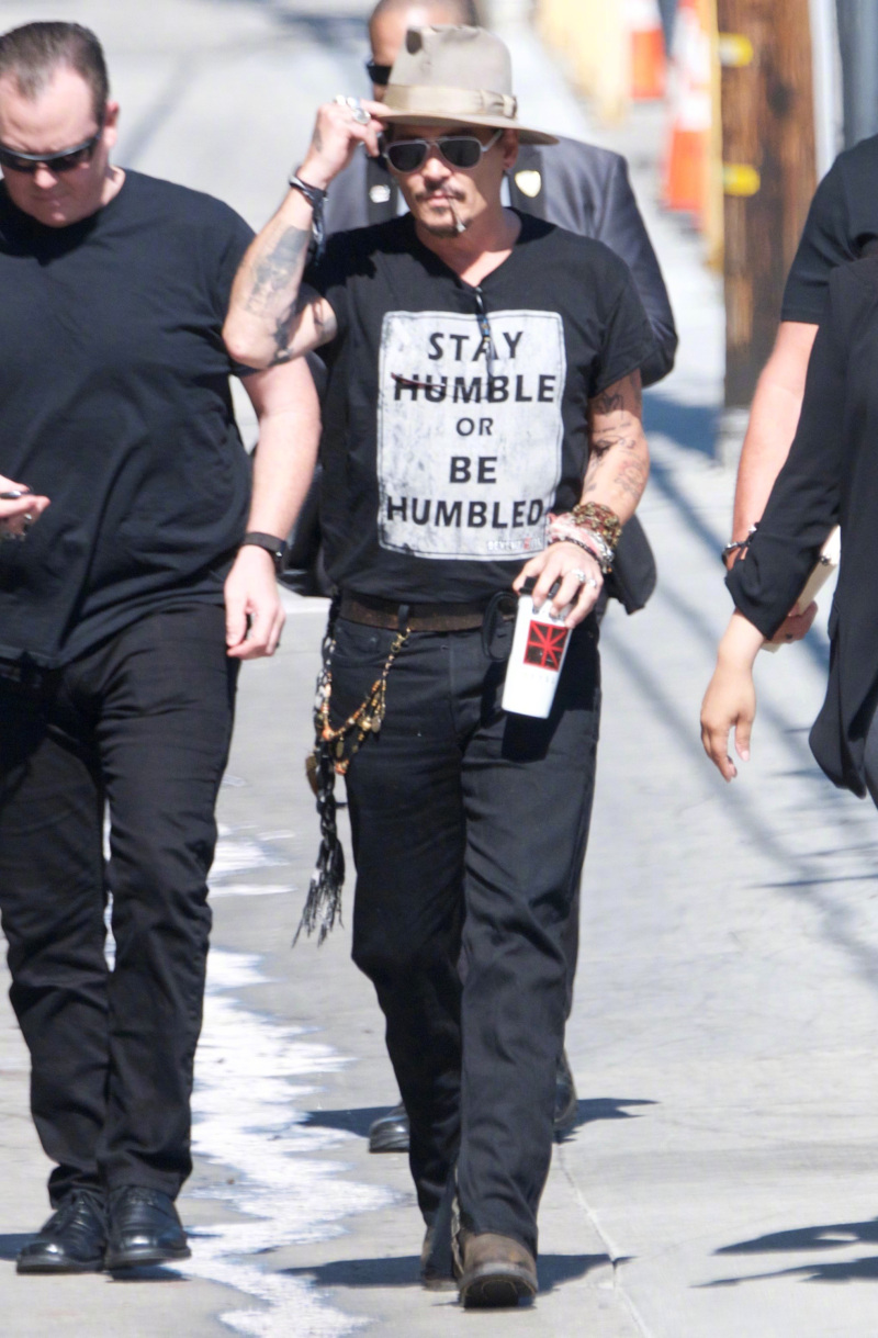 约翰尼德普最新街拍,什么水平? zt