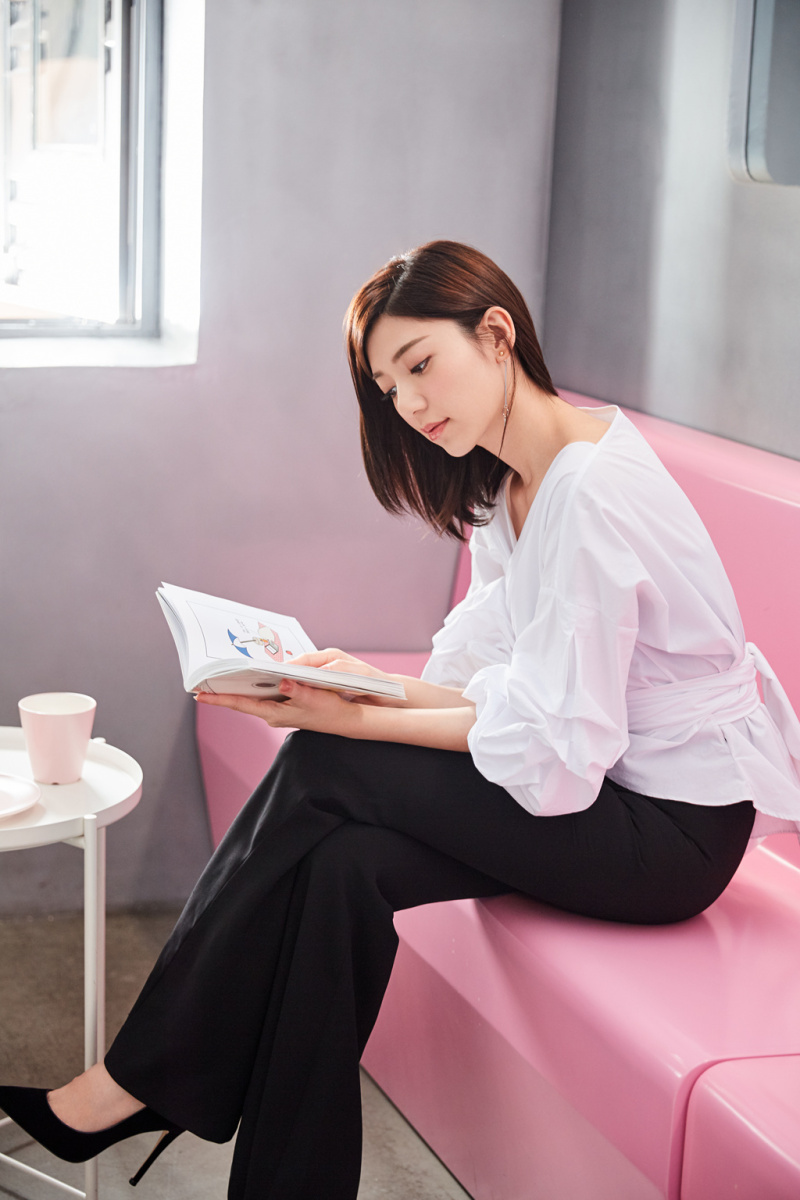 [女神新照]郭雪芙身着白色褶皱v领系带衬衫,是你喜欢的类型吗? zt