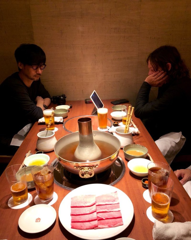 小岛秀夫和弩哥一起吃火锅还拍照合影