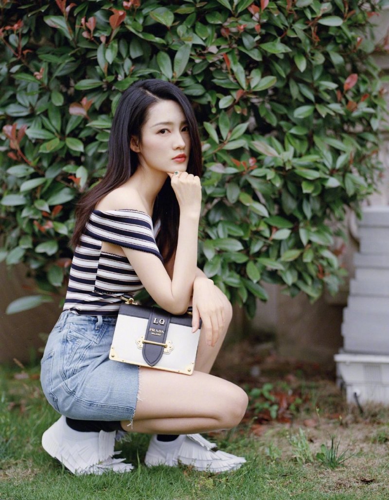 【女神新照】李沁一字肩条纹上衣,搭配牛仔短裙,什么水平~ zt
