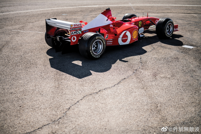这台底盘编号219的法拉利f2002曾在迈克尔·舒马赫的驾驭下登顶当年
