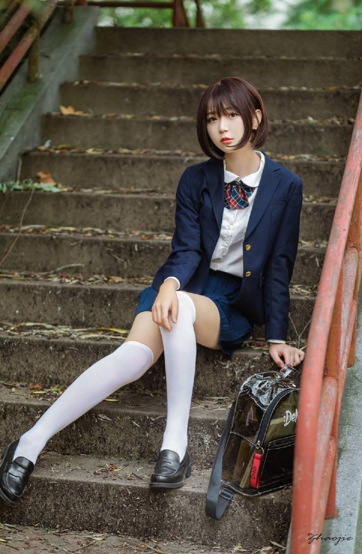 穿jk校服的可爱女生,你喜欢这种装扮吗? zt_虎扑
