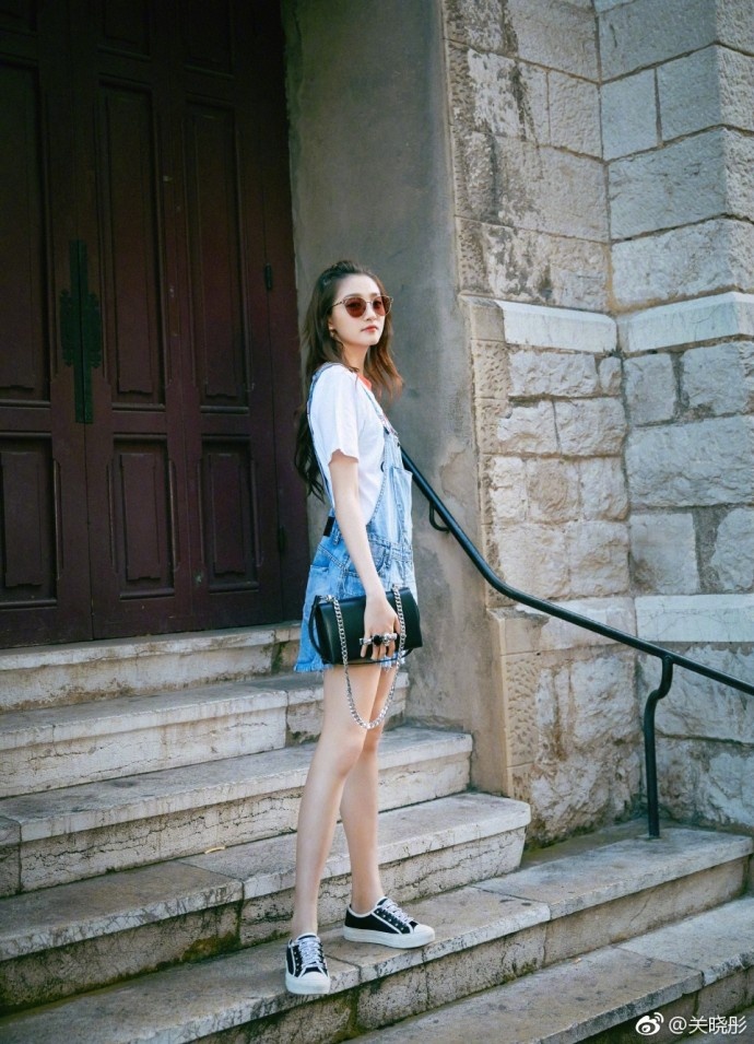 关晓彤穿牛仔短裙,你给几分 zt