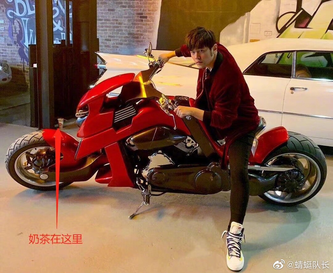 耍酷背景都带奶茶,杰伦真是奶茶男生了 zt