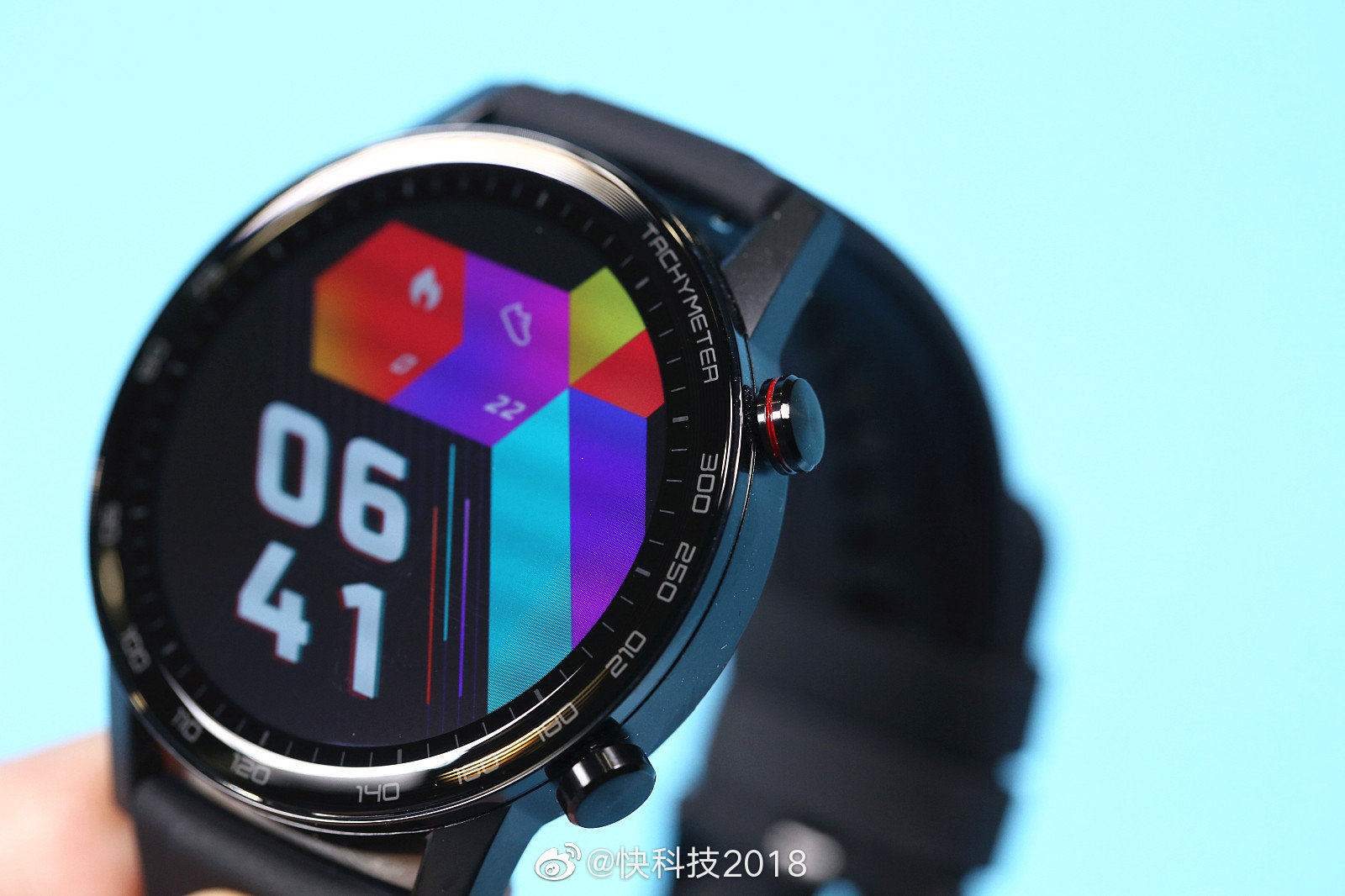 荣耀magic watch246mm系列以"雕刻美学"为设计理念 zt