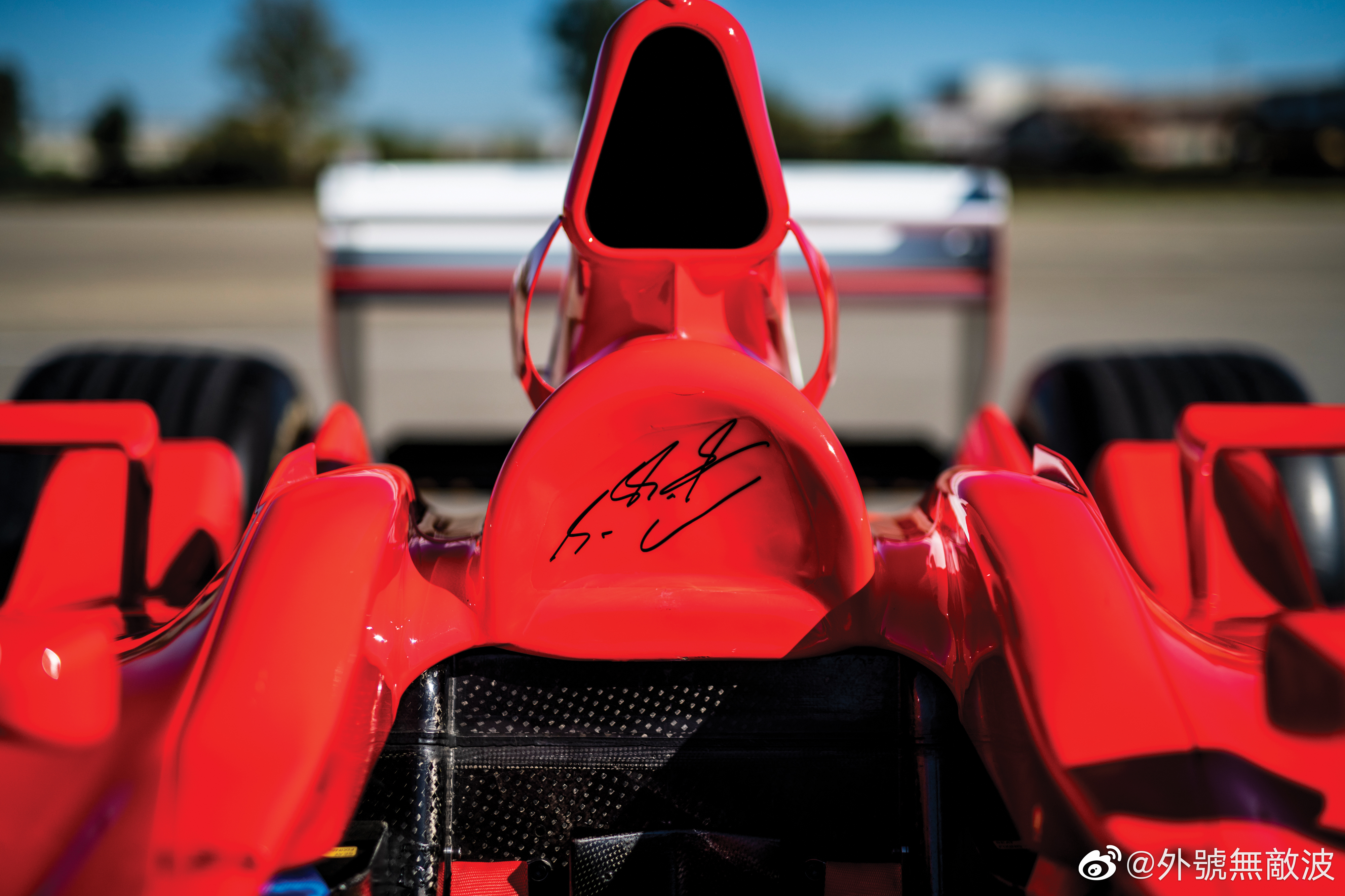 这台底盘编号219的法拉利f2002曾在迈克尔·舒马赫的驾驭下登顶当年