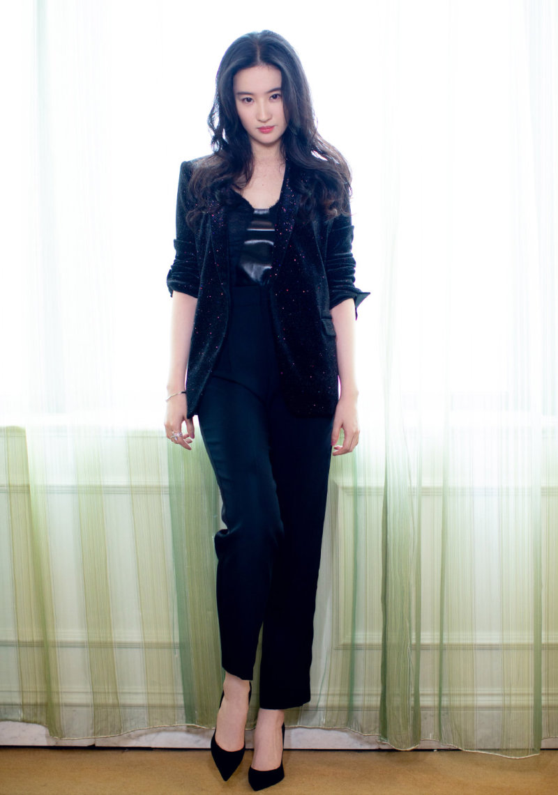 [女神新照]刘亦菲亮相红毯,又见帅气西装造型! zt