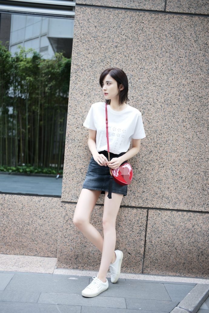 古力娜扎穿t恤短裙凹造型这波什么水平 zt