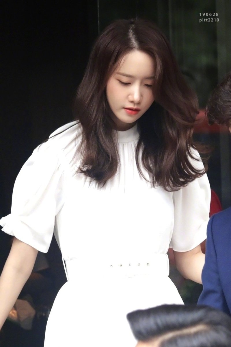 林允儿一袭小白裙现身,这侧颜什么水平? zt_虎扑